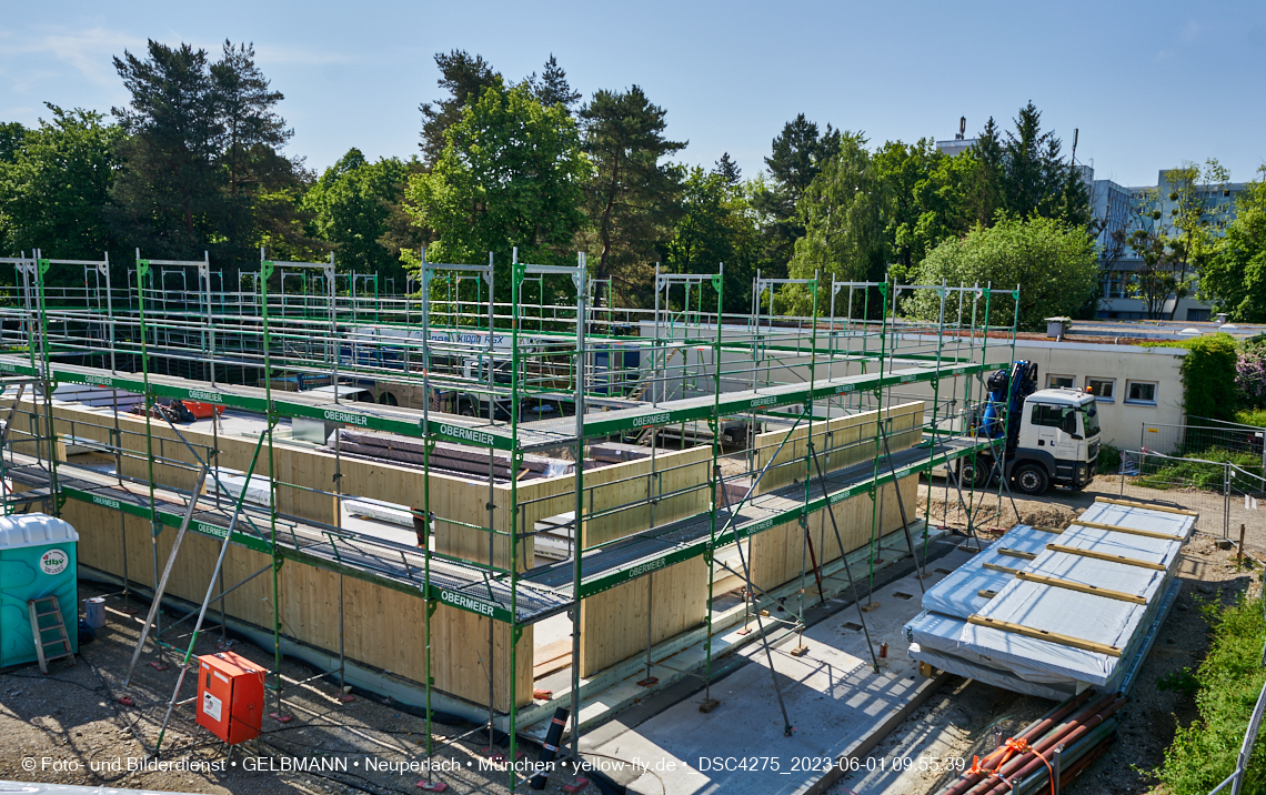 01.06.2023 - Neue Holzwände für das Haus für Kinder in Neuperlach in München